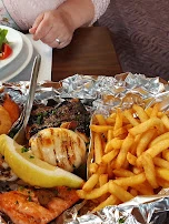 Fischplatte Mit Salat Und Pommes